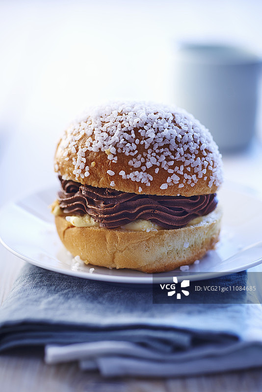 装满巧克力和香草奶油的甜面包卷图片素材