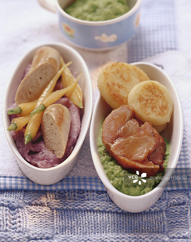 香肠配土豆泥、烤猪肉和豌豆泥图片素材