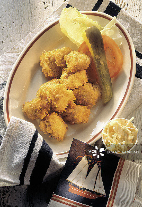 炸鱼配凉拌卷心菜图片素材