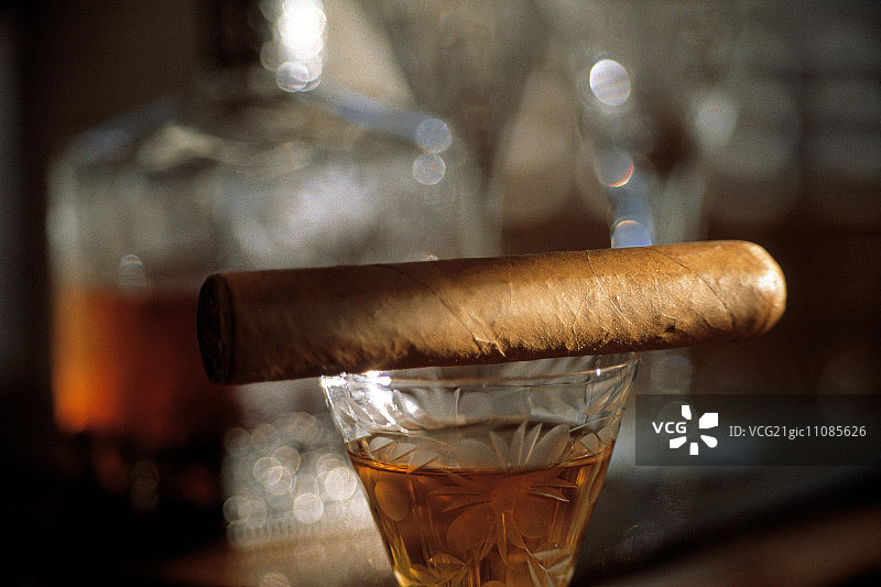 一杯白兰地和一支雪茄图片素材