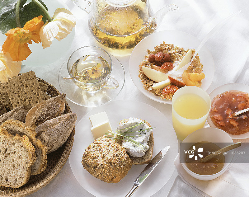 早餐桌：香草夸克卷、麦片、果酱、茶图片素材