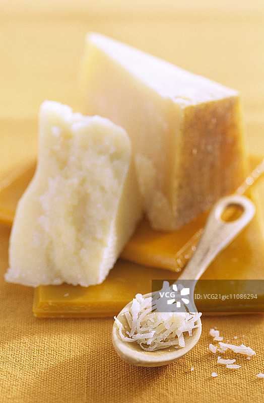 帕尔马干酪和勺子上的磨碎帕尔马干酪图片素材