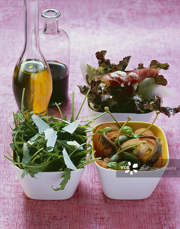 芝麻菜、番茄、鳀鱼和橡叶生菜沙拉图片素材