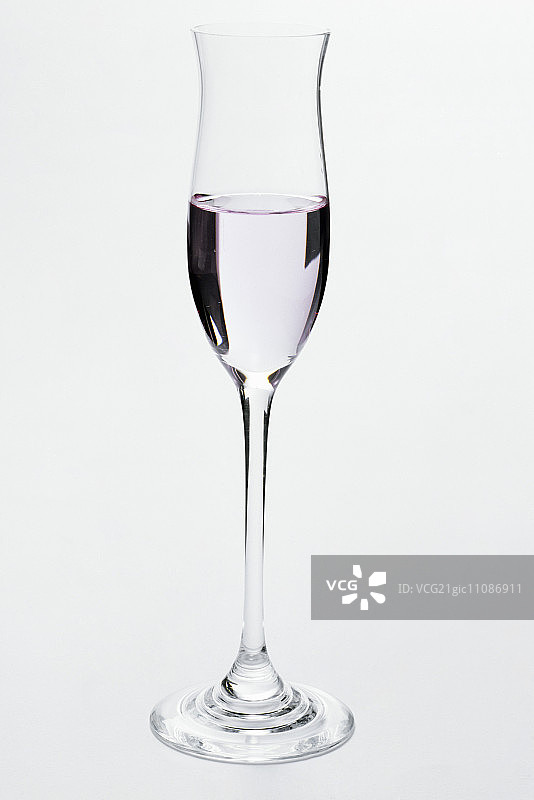 半杯粉色格拉巴酒图片素材