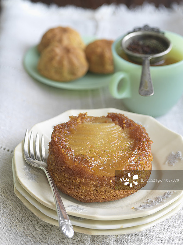 焦糖梨子倒置蛋糕图片素材