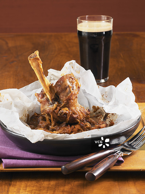 纸包羊腿和一杯健力士啤酒图片素材