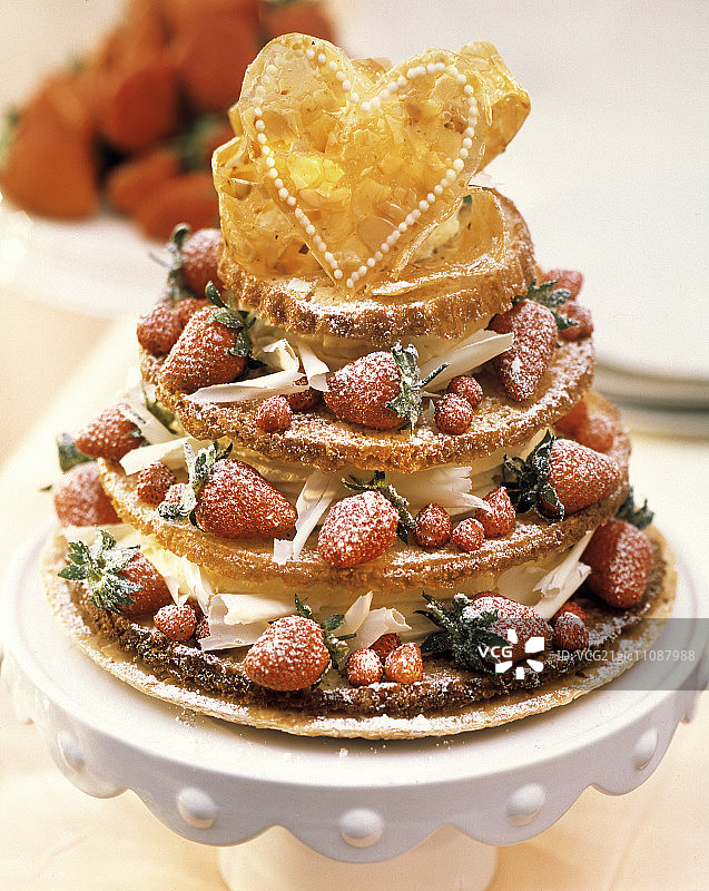 白色巧克力草莓分层蛋糕图片素材