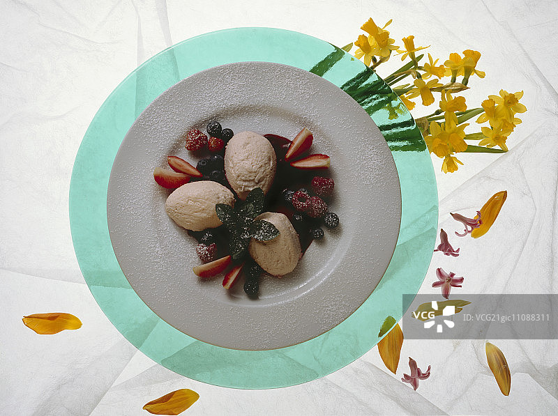 覆盆子酱大黄慕斯配新鲜水果图片素材