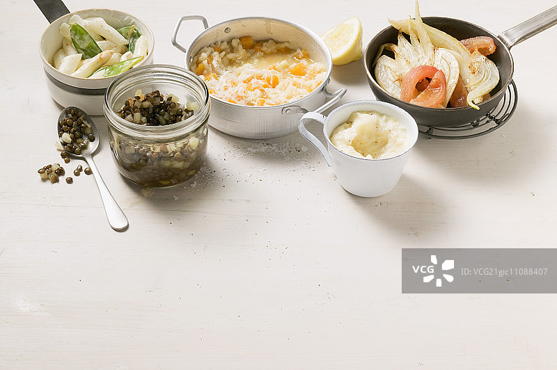 芦笋、小扁豆、南瓜烩饭、土豆泥、茴香配鱼图片素材