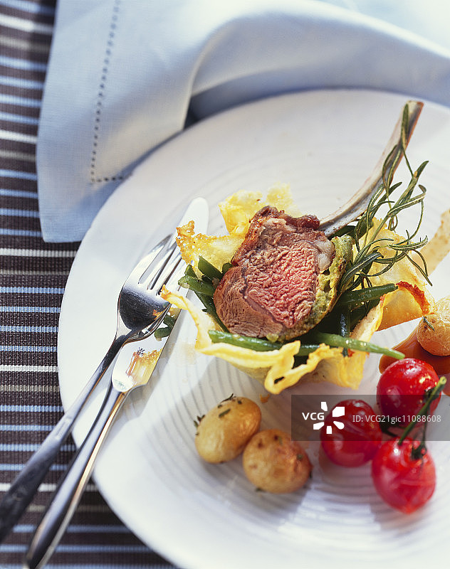 蔬菜迷迭香烤羊排配帕尔马干酪碗图片素材