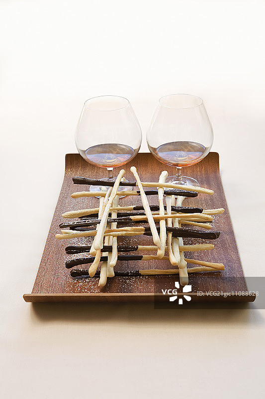 蘸着巧克力的面包棒图片素材