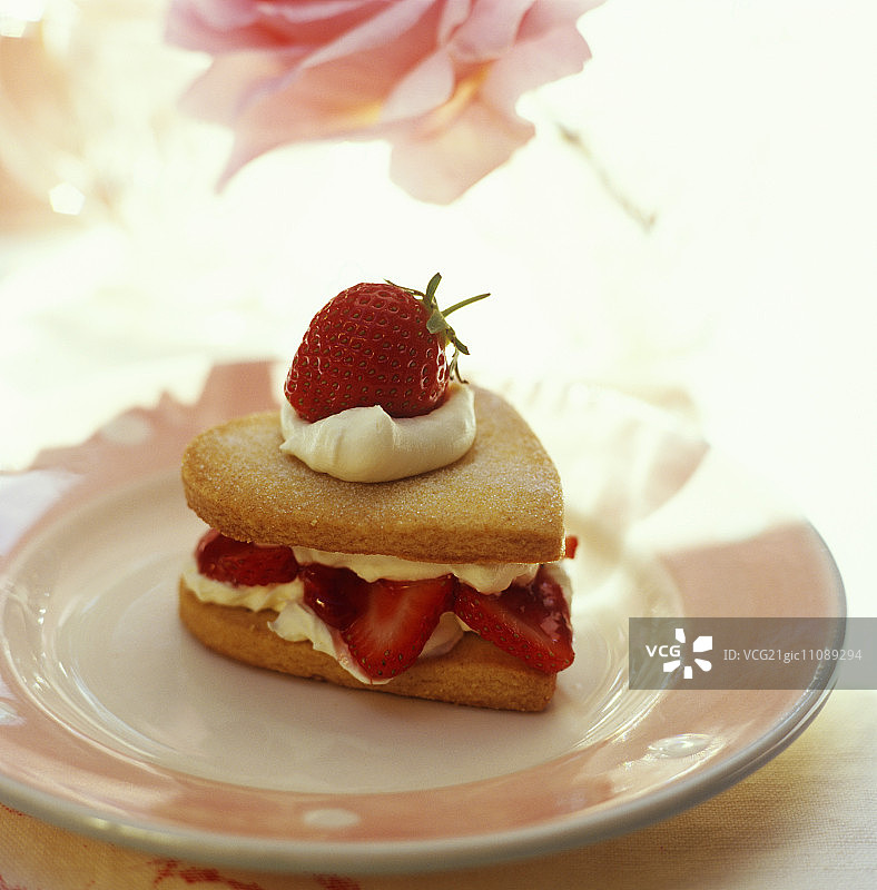 单人份心形草莓奶油蛋糕图片素材