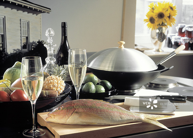 厨房里搭配香槟和水果的红鲷鱼图片素材