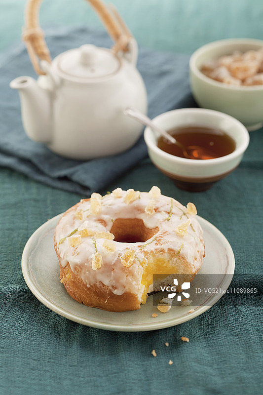 带有蜜饯姜片和糖釉的甜甜圈图片素材