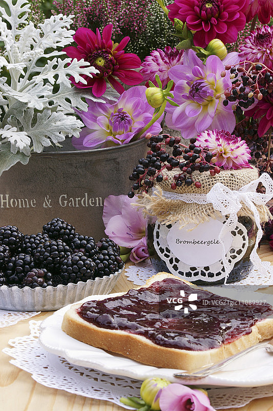 夏季花束前的黑莓果酱吐司图片素材