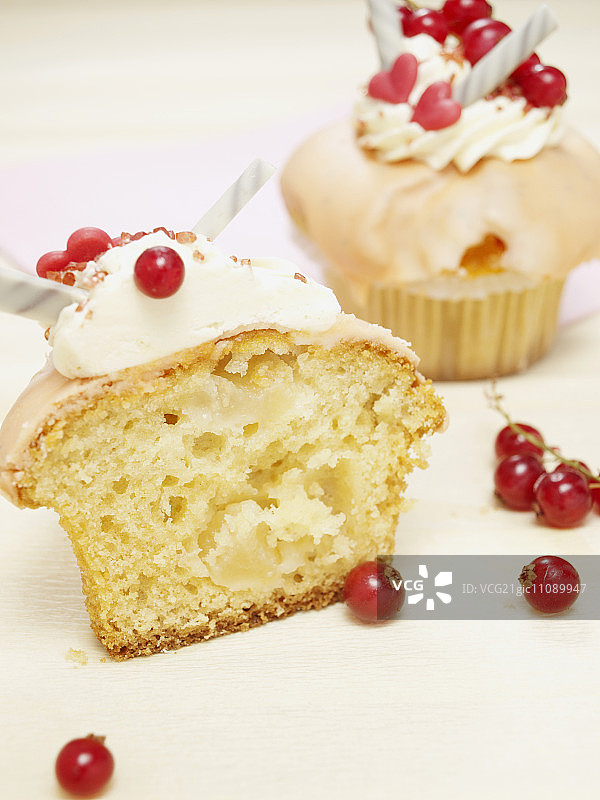 苹果馅纸杯蛋糕，饰以红醋栗图片素材