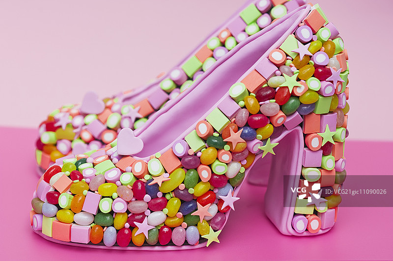 糖果装饰的彩色“南瓜形”蛋糕图片素材