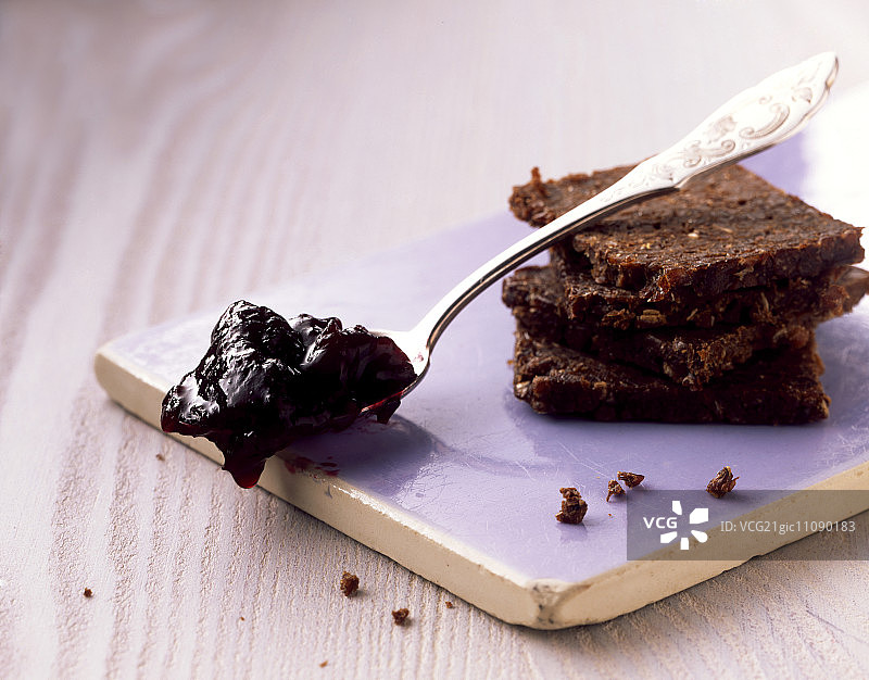 全麦面包和黑加仑果酱图片素材