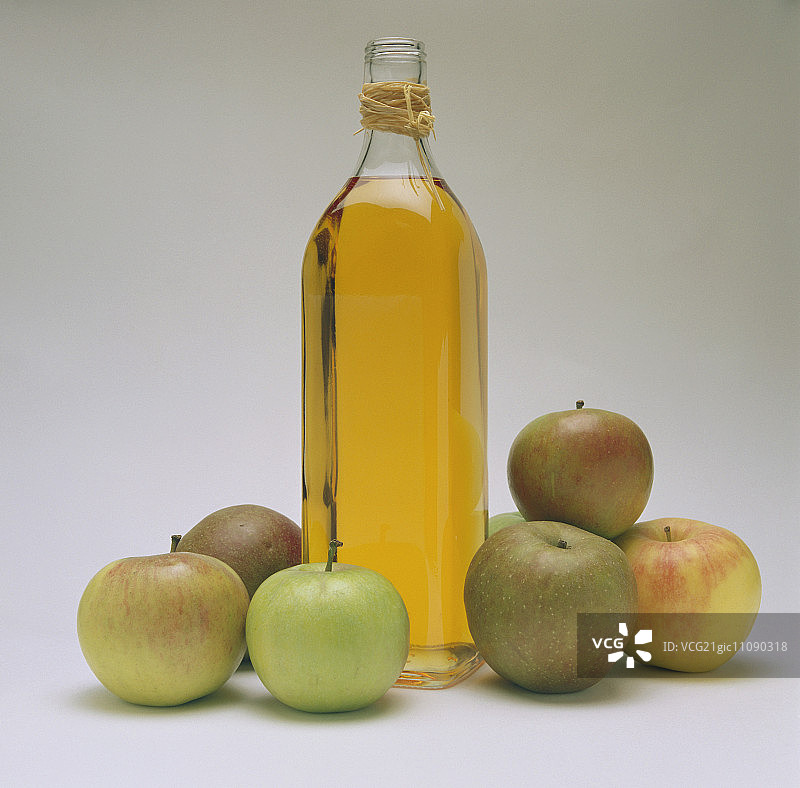 一瓶苹果醋，装饰：六个新鲜苹果图片素材