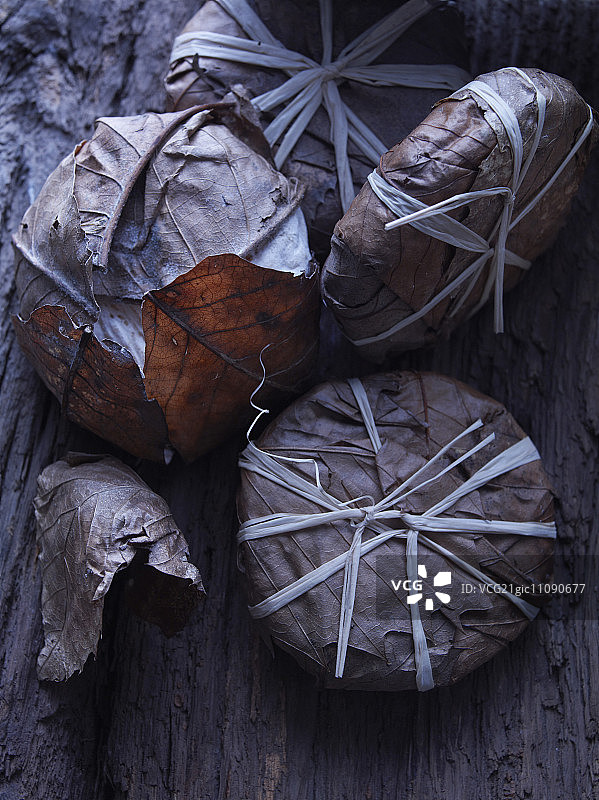 包裹在葡萄叶中的奶酪图片素材