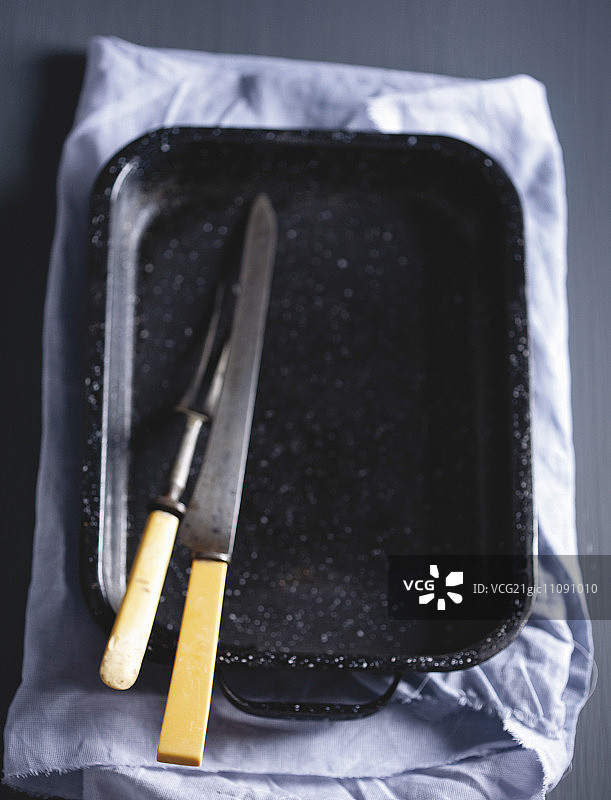 带有雕刻刀和肉叉的烤盘图片素材