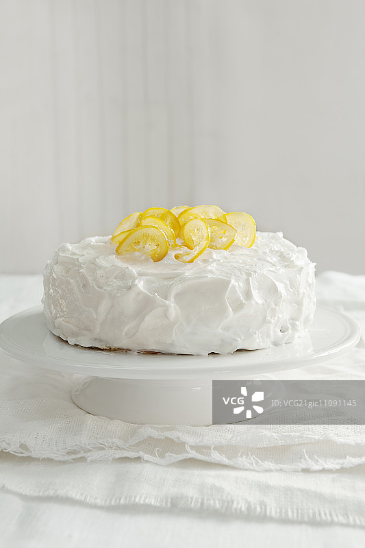 蛋糕架上的柠檬夹层蛋糕图片素材