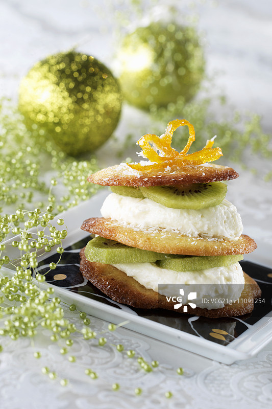 橙子饼干、猕猴桃和椰子慕斯千层酥图片素材
