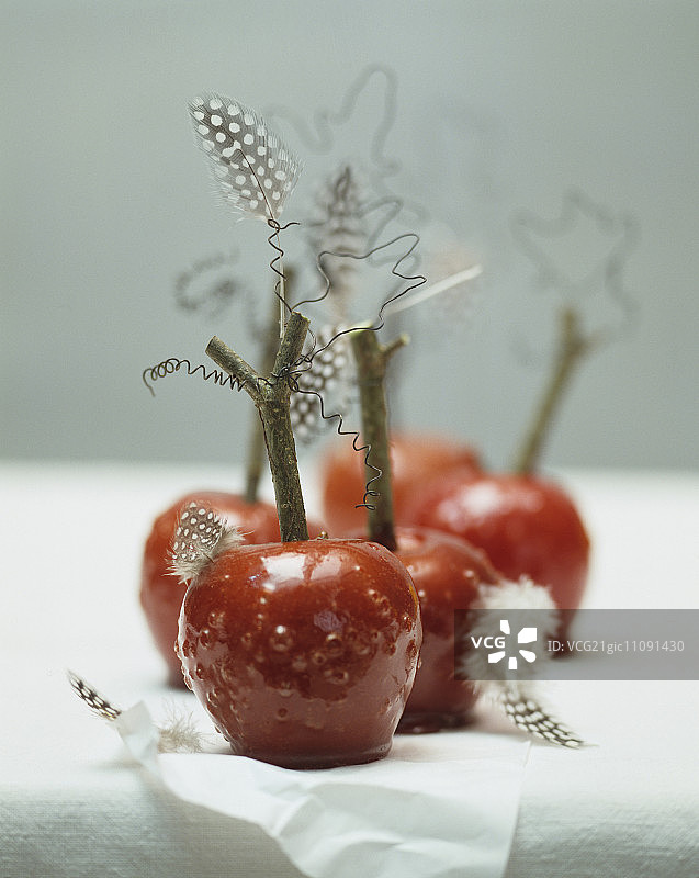 羽毛装饰的太妃糖苹果图片素材