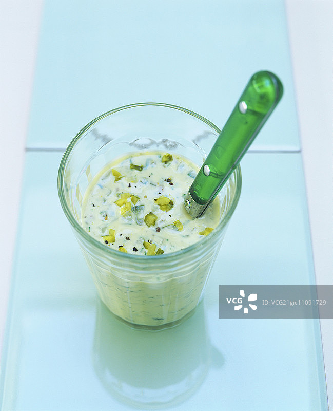 玻璃杯里装有雷莫拉酱和勺子图片素材