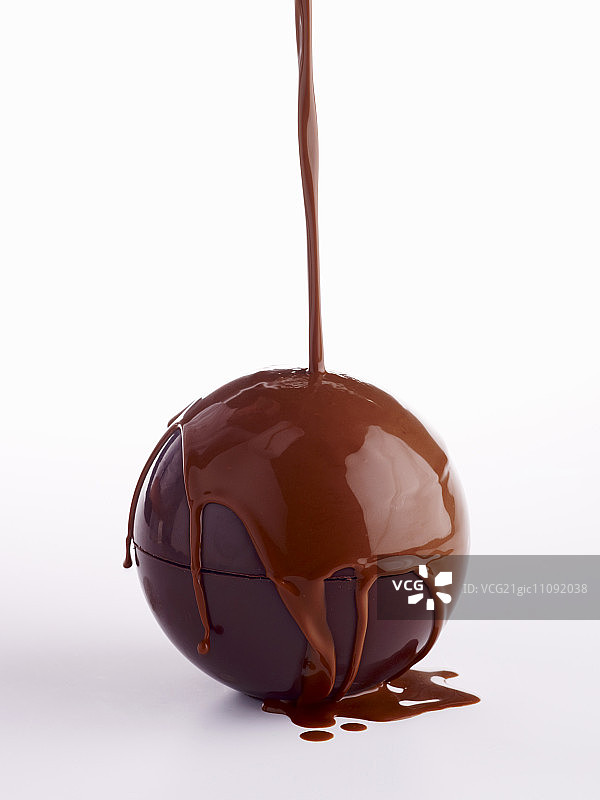 液态牛奶巧克力流过填充巧克力图片素材