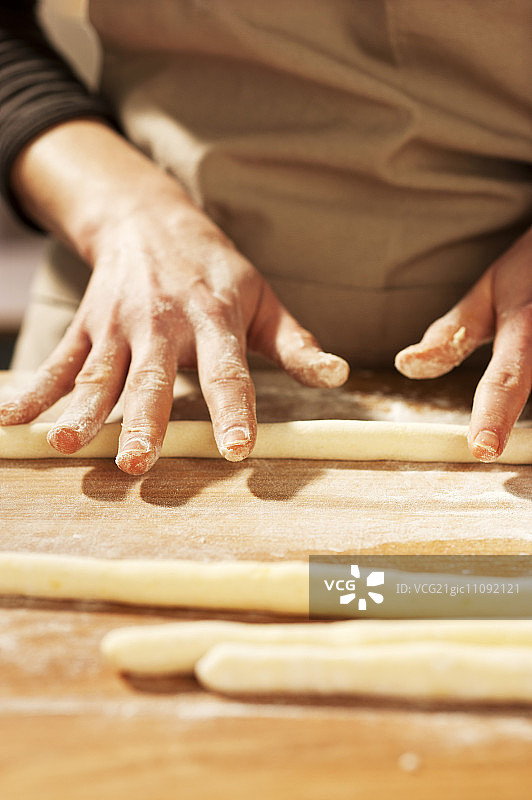正在擀开的土豆面疙瘩面团图片素材