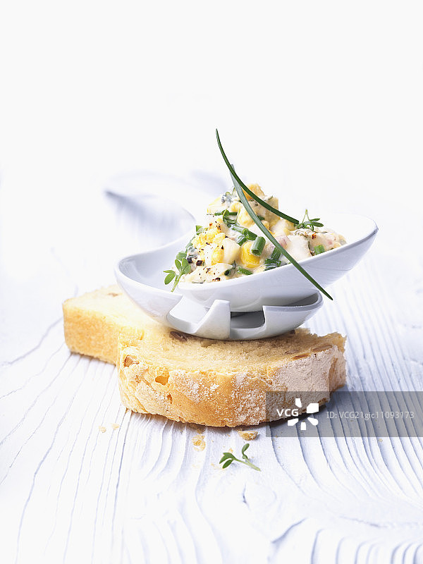 白面包片上的鸡蛋蛋黄酱图片素材