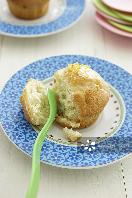 咬了一口的柠檬松饼图片素材