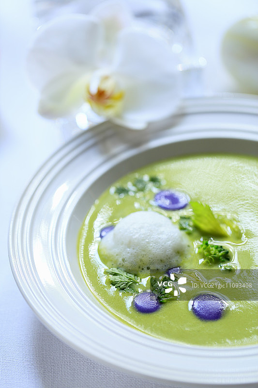 西兰花奶油汤配松露土豆馄饨图片素材