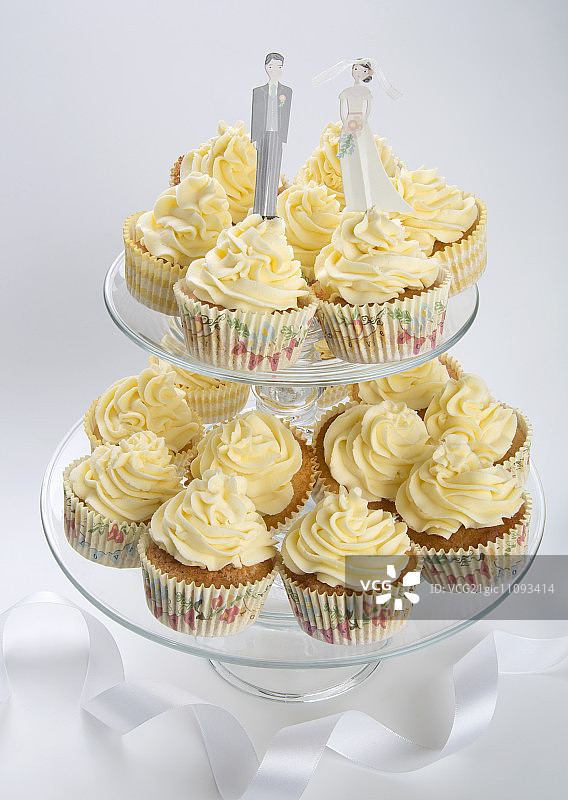 分层蛋糕架上的奶油婚礼纸杯蛋糕图片素材