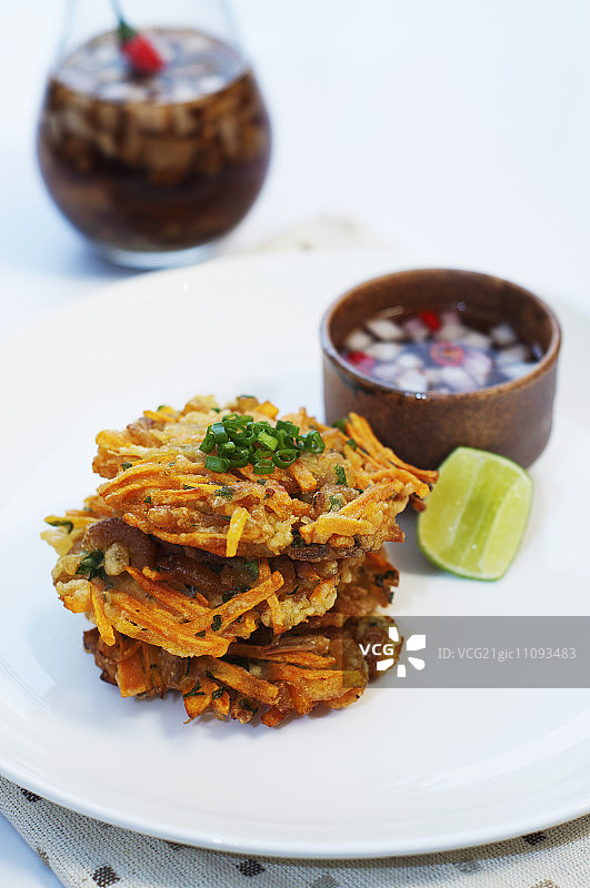 菲律宾街头美食Ukoy（虾仁蔬菜饼，配甜酱油和醋）图片素材