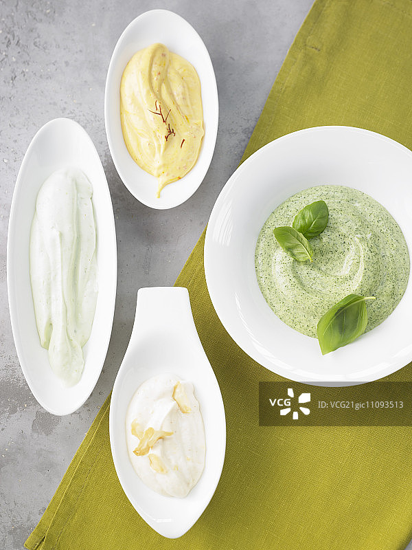 各种蛋黄酱：罗勒蛋黄酱、蒜泥蛋黄酱、亚洲蛋黄酱、藏红花蛋黄酱图片素材