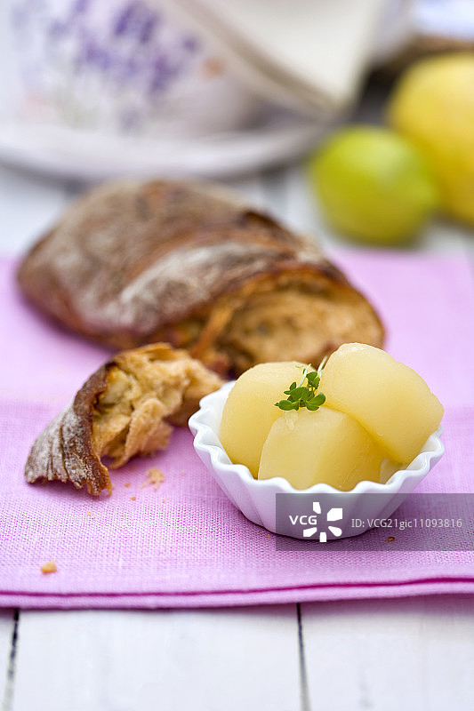 配地中海辣椒法棍的酸奶酪图片素材