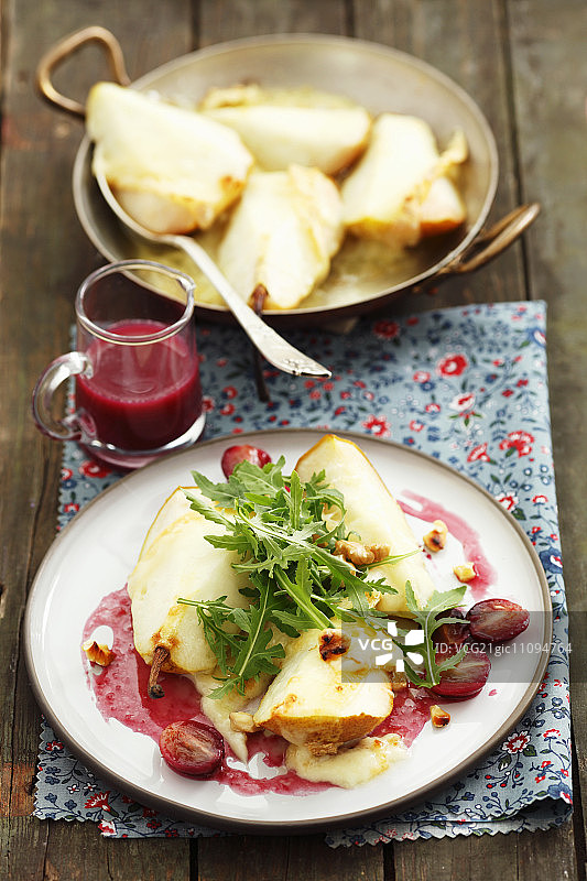 烤梨佐塔雷吉欧奶酪，配葡萄酱和芝麻菜图片素材
