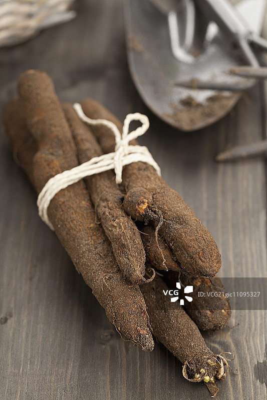 木桌上的新鲜黑婆罗门参图片素材