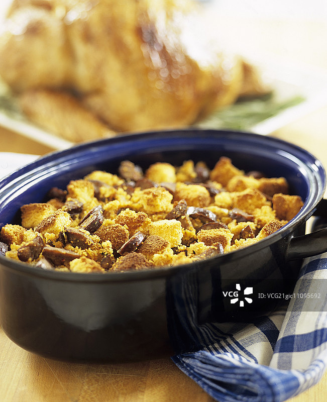 烤盘香肠玉米面包图片素材