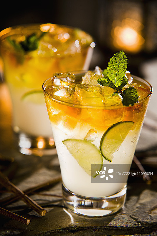 用朗姆酒、酸橙汁和姜汁啤酒调制的黑朗姆酒鸡尾酒图片素材