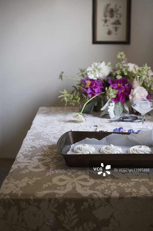 糖渍三色堇、紫罗兰和蛋白酥皮，用于制作迷你帕芙洛娃蛋糕图片素材