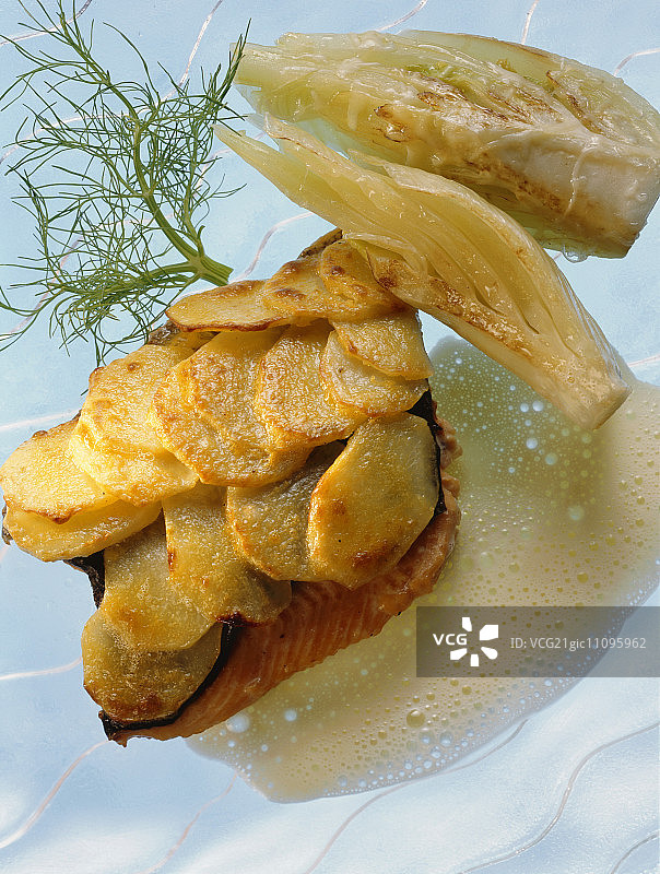 马铃薯脆皮焗三文鳟鱼图片素材