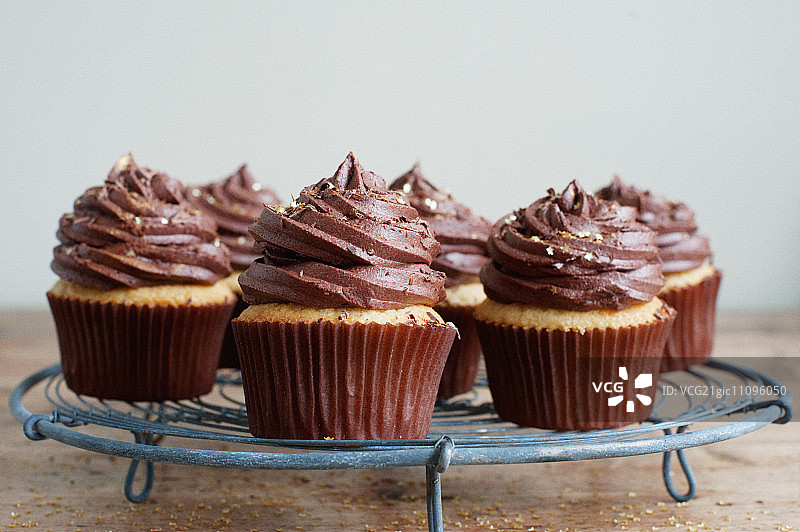 巧克力糖霜纸杯蛋糕图片素材