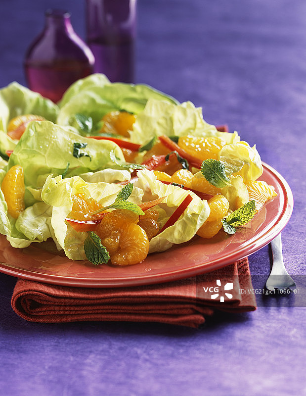 搭配橘子和红色甜椒的沙拉图片素材