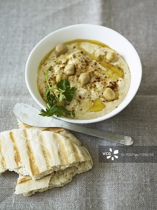 鹰嘴豆泥配薄饼图片素材