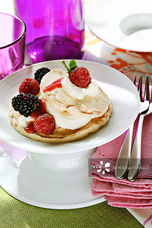 浆果和马斯卡彭蛋白酥皮馅饼图片素材