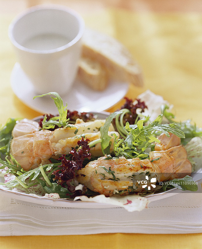 混合沙拉叶配海螯虾图片素材