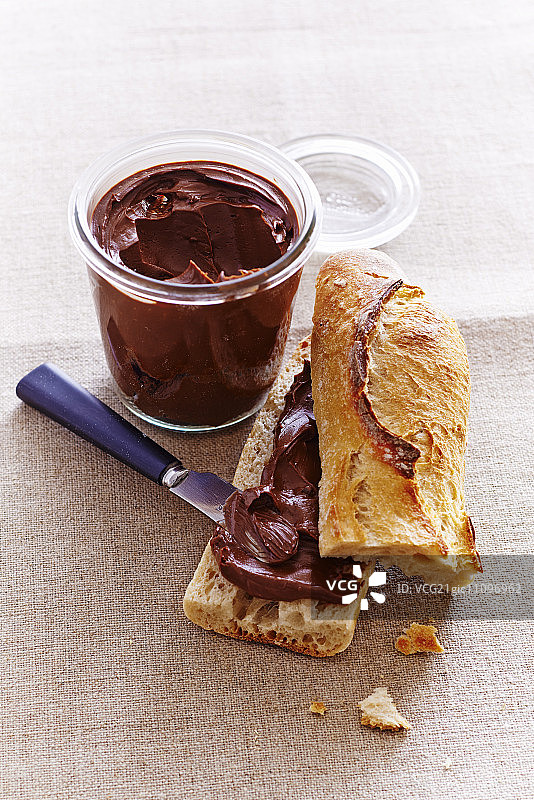 一块涂满巧克力酱的法棍面包图片素材